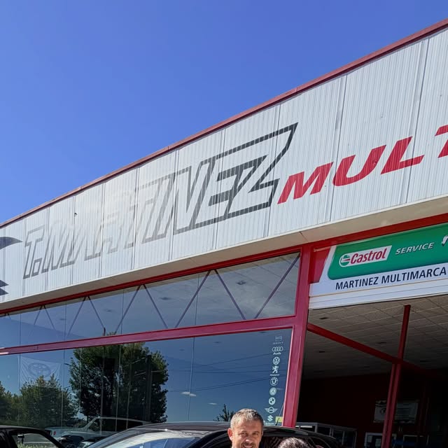 Fachada del concesionario T. Martínez Multimarca, con su rótulo y la cristalera, el día de la entrega