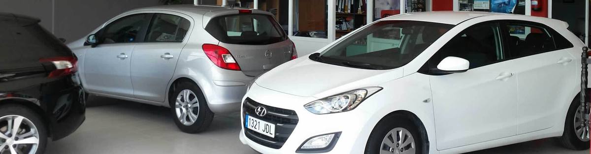 Exposición interior de Martínez Multimarca en Verín con un Hyundai i30 blanco, un Opel Corsa gris y un todoterreno negro a la venta