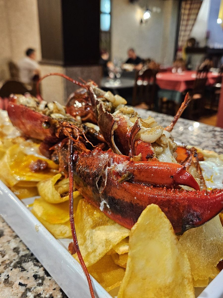 Huevos cabreados con bogavante en O Ferro Parrilla